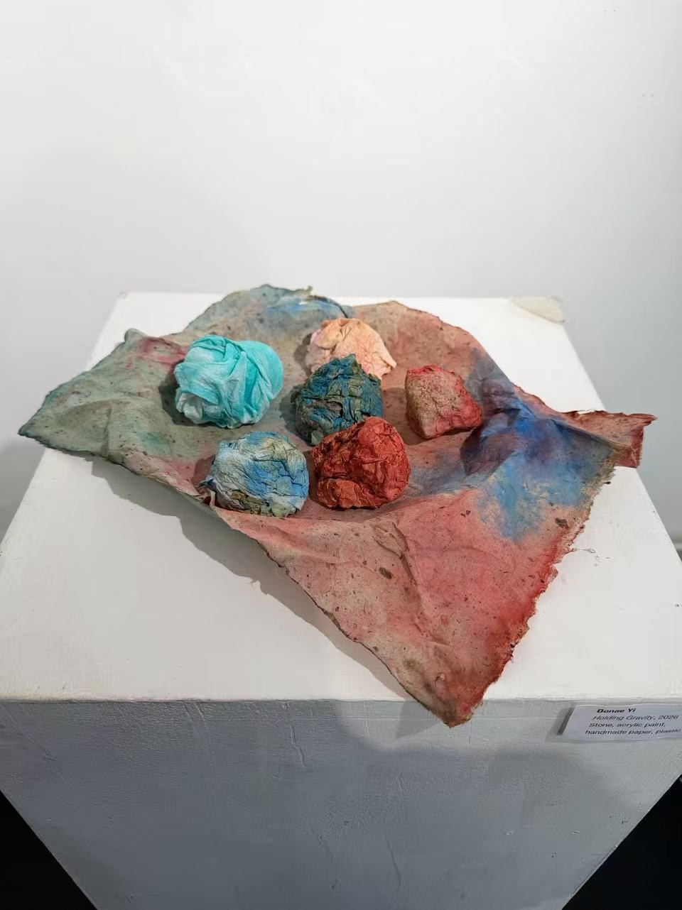 Bonae Yi
Holding Gravity, 2026
Stone, acrylic paint, handmade paper, plastic plate