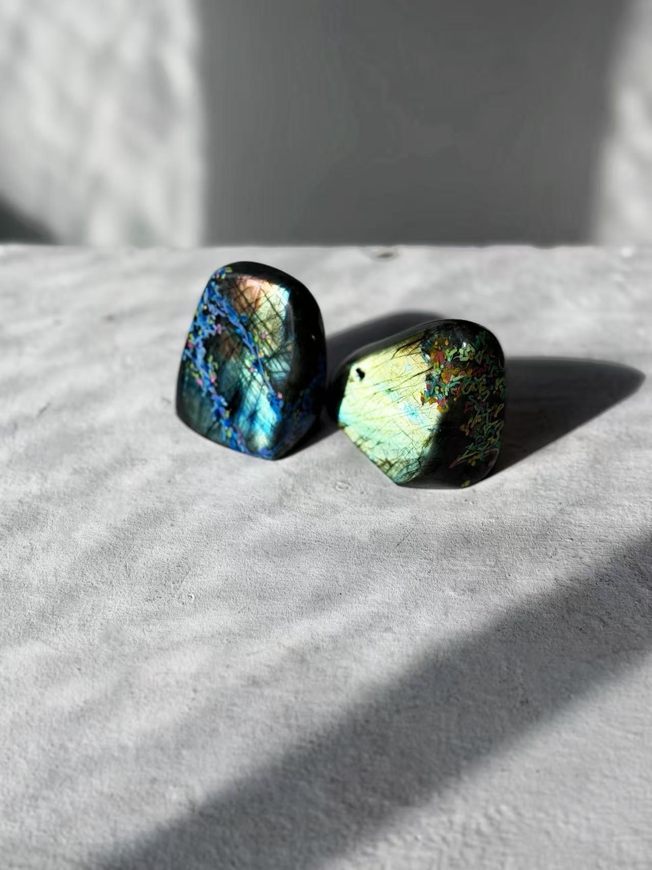 Yuchen Liu
Praying Stones, 2026
Acrylic on labradorite