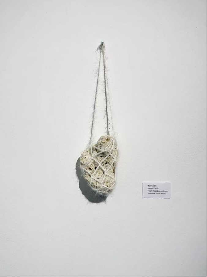 Yuchen Liu
Holding, 2025
Heart-shaped coral stones, crocheted cotton thread