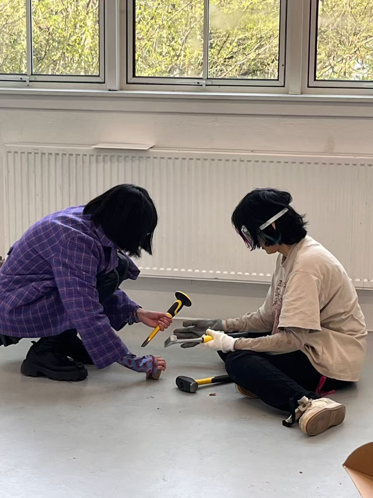 Tool guidance for stone breaking